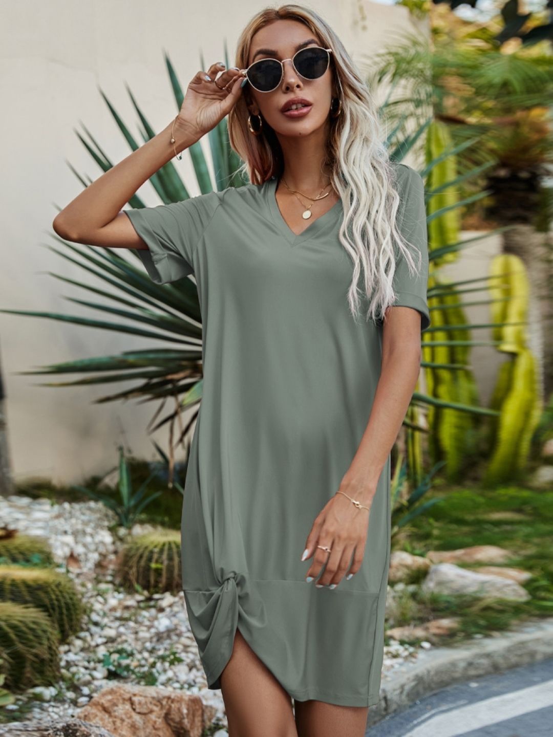 

StyleCast Blue V-Neck Short Sleeves Sheath Dress