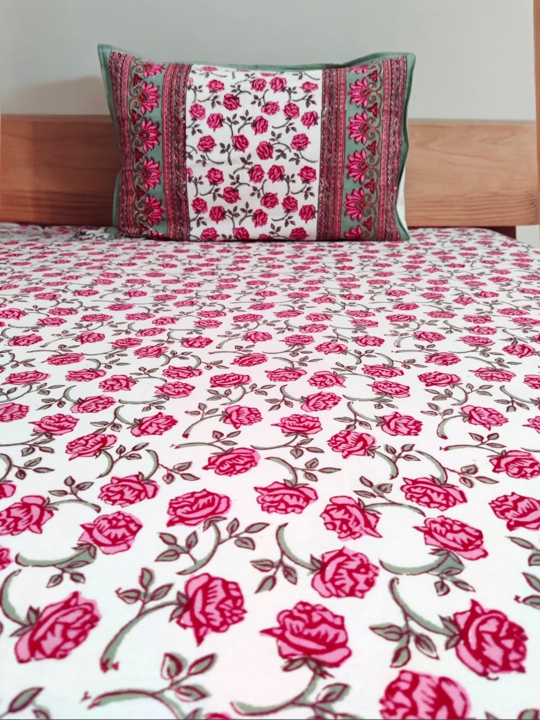

Feels Like Home Pink & White Floral 300 TC King Bedsheet With 2 Pillow Covers