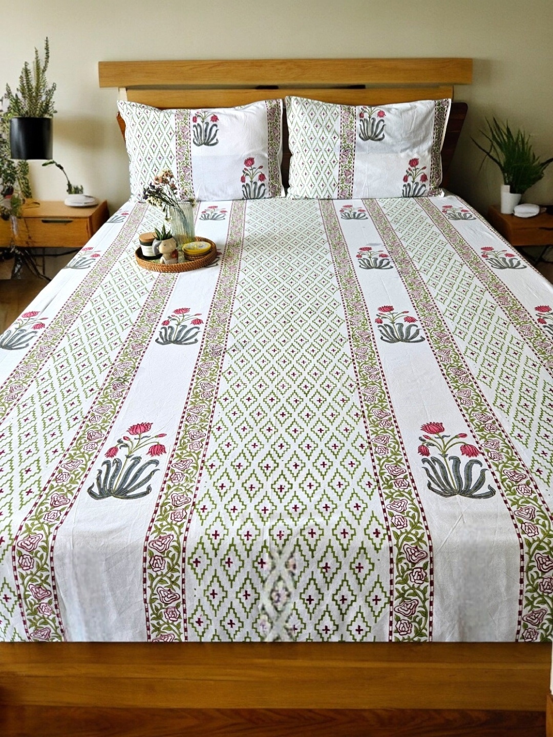 

Feels Like Home Maroon & White Ethnic Motifs 220 TC King Bedsheet with 2 Pillow Covers