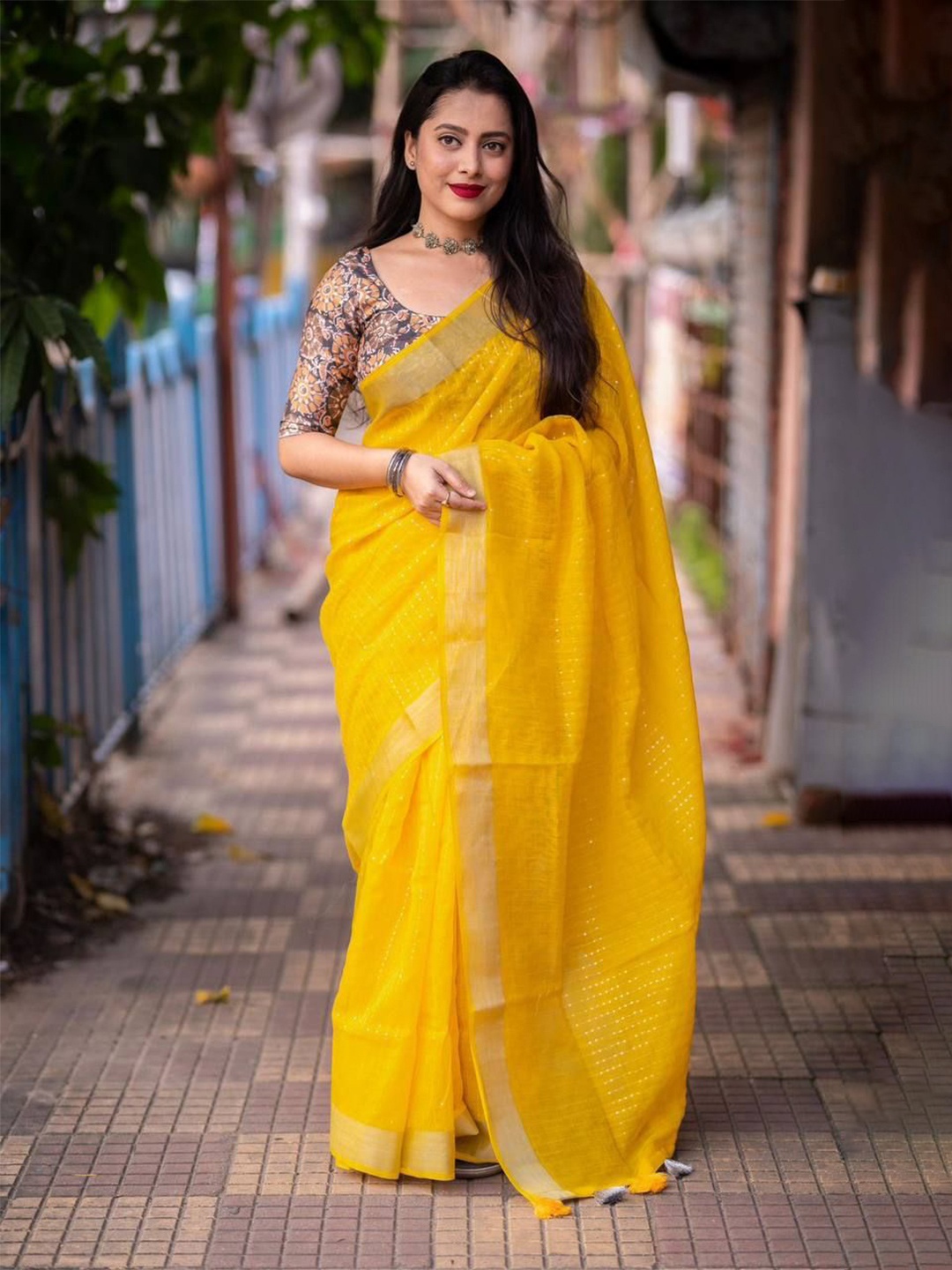 

Jinal & Jinal Striped Pure Cotton Saree, Yellow