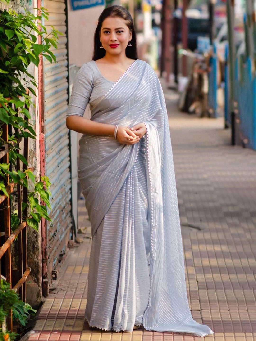 

Jinal & Jinal Striped Saree With Blouse Piece, Grey