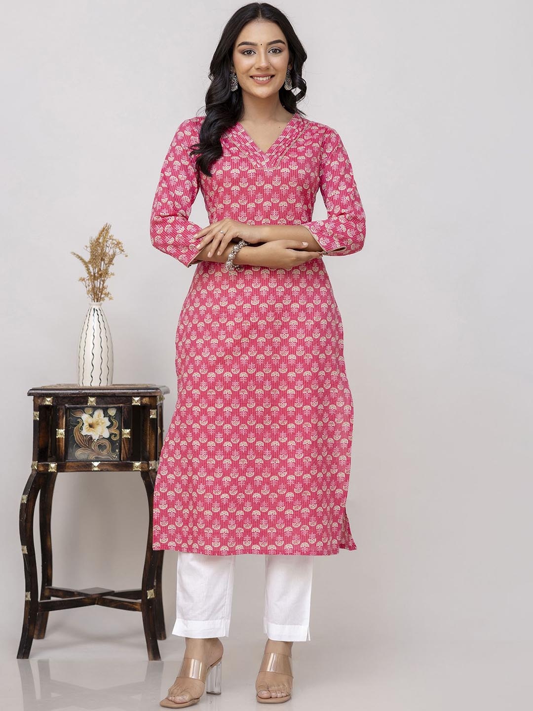 

Kohsh Quirky Printed Notched Neck Thread Work Pure Cotton Straight Kurta, Pink