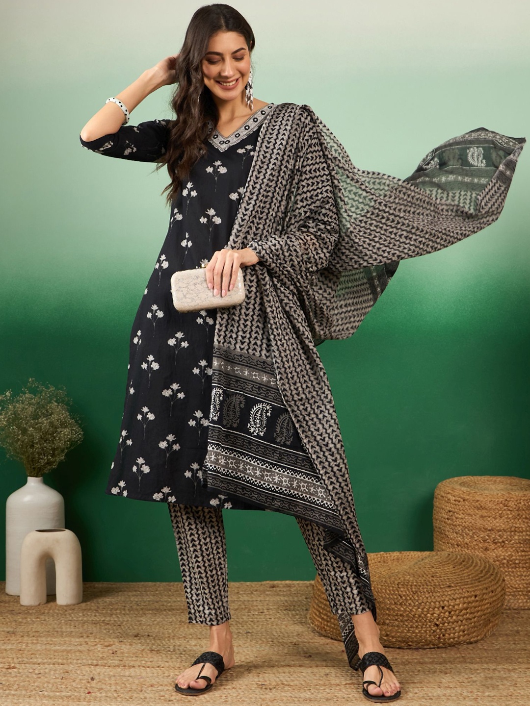 

Sangria Women Floral Printed Regular Pure Cotton Kurta with Trousers & With Dupatta, Black