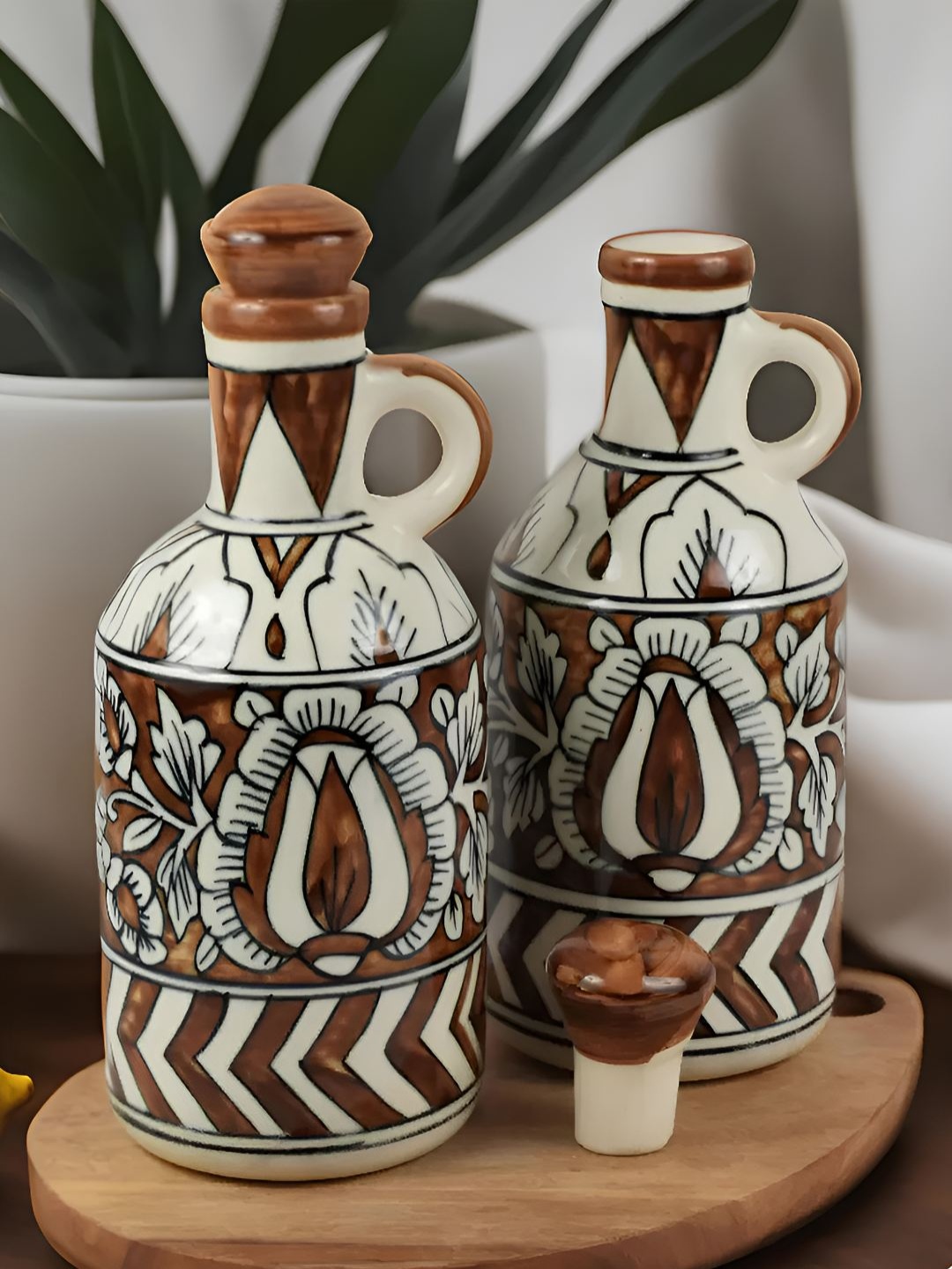 

Kaolinite Brown & White 2 Pieces Printed Ceramic Oil Dispenser 1L each