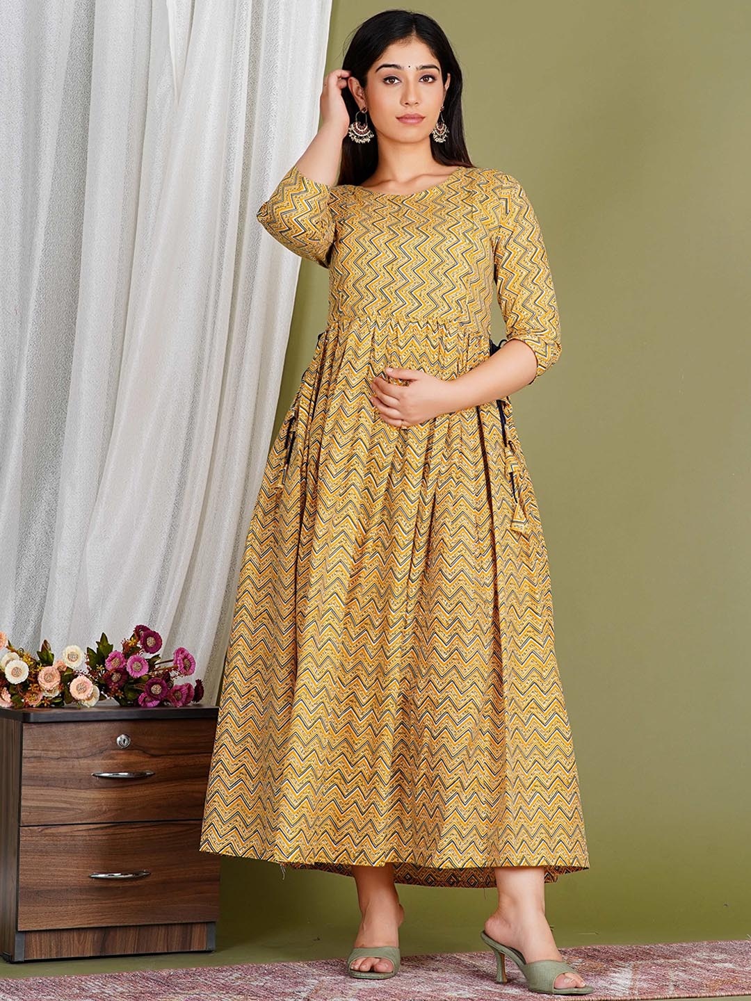 

Gujari Round Neck Ethnic Motifs Floral Maternity Anarkali Kurta, Yellow