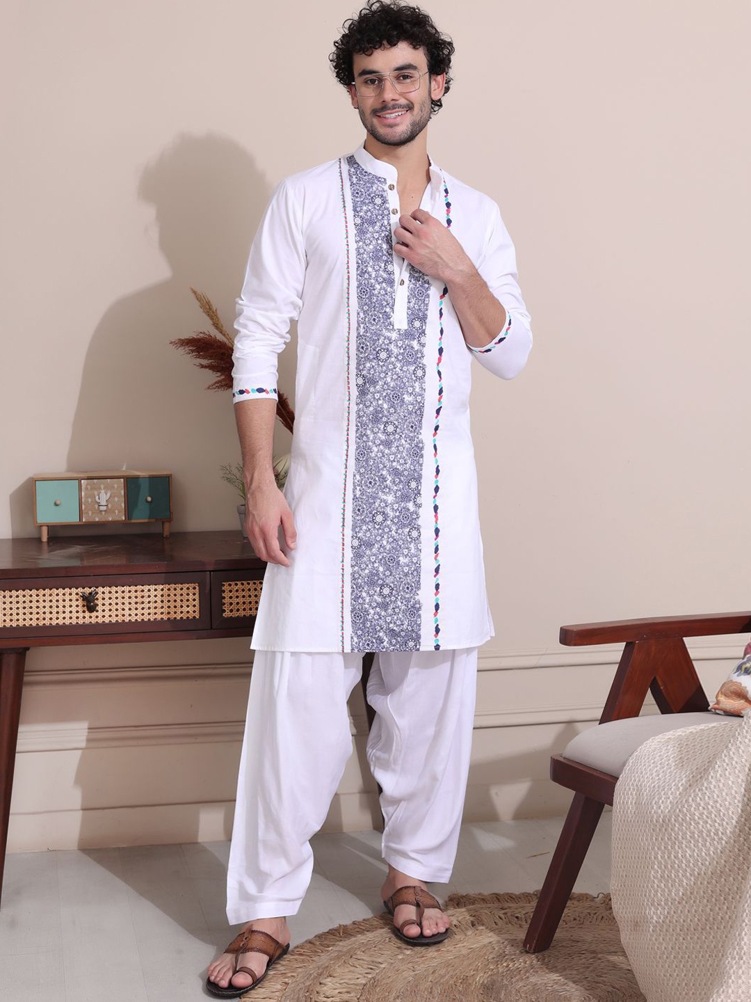 

MIDAV Geometric Printed Mandarin Collar Straight Kurta, White