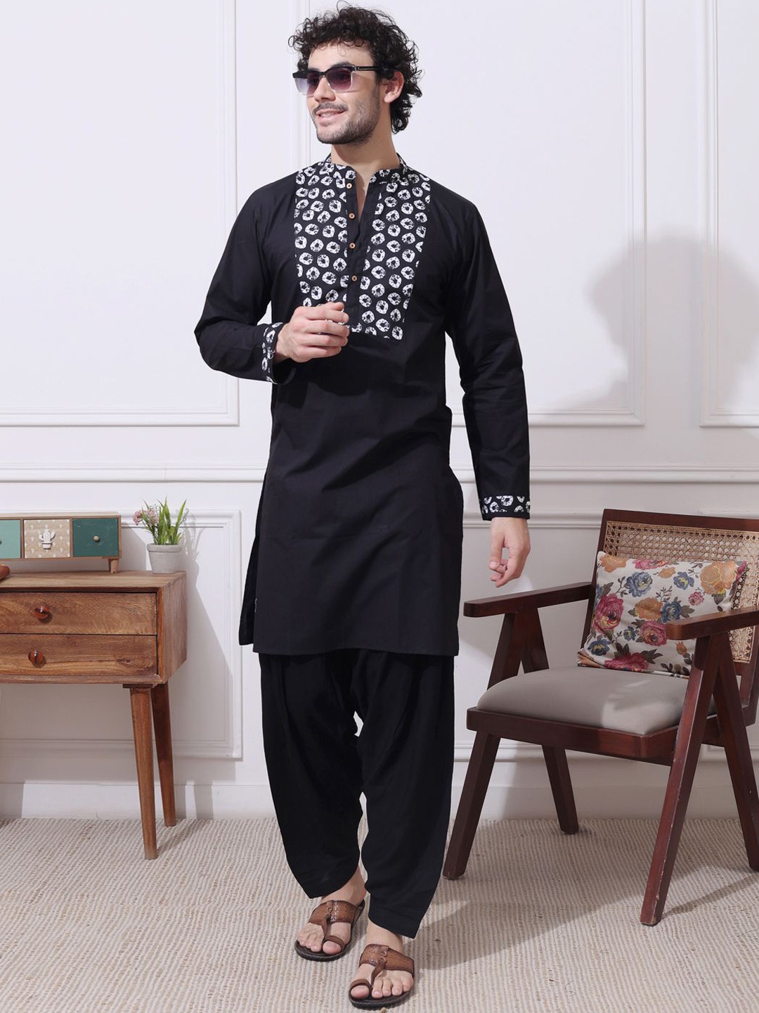 

MIDAV Geometric Printed Mandarin Collar Cotton Kurta, Black
