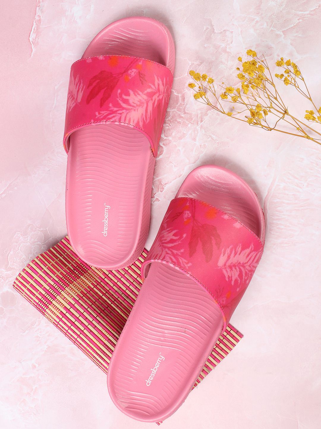 

DressBerry Women Pink Printed Sliders