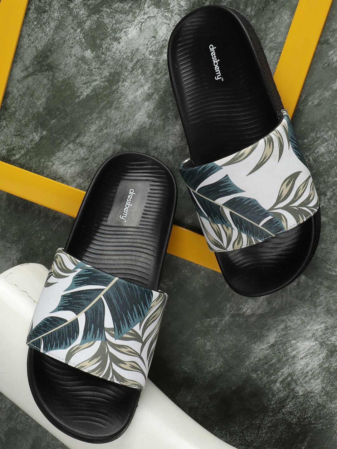 

DressBerry Women Black Printed Sliders