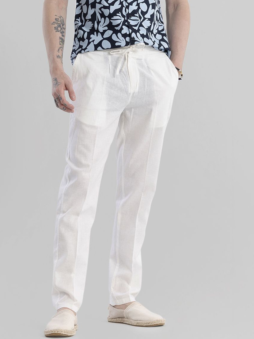 

Snitch White Classic Slim Fit Mid-Rise Cotton Pleated Trousers