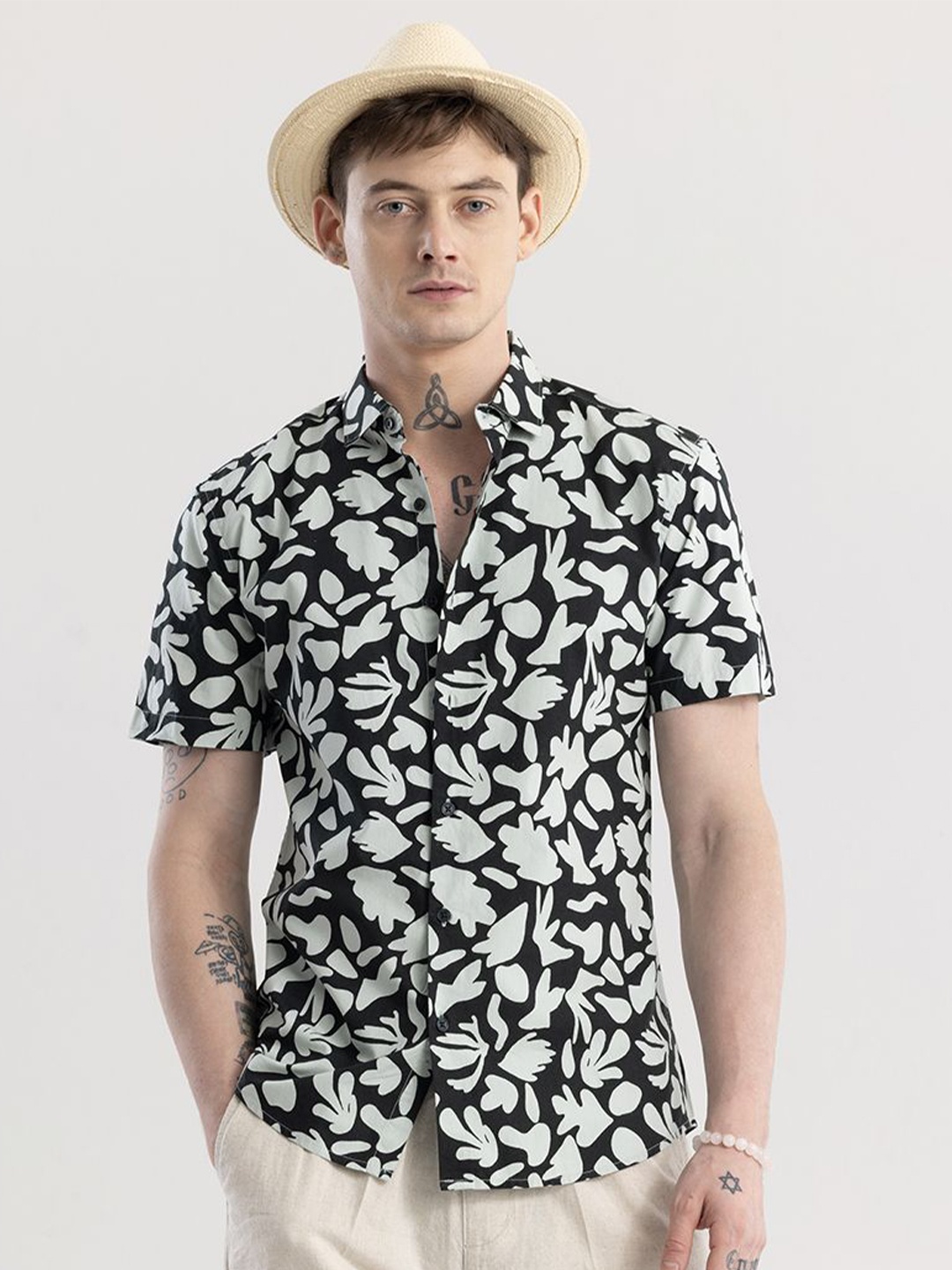 

Snitch Black & White Printed Classic Slim Fit Cotton Casual Shirt