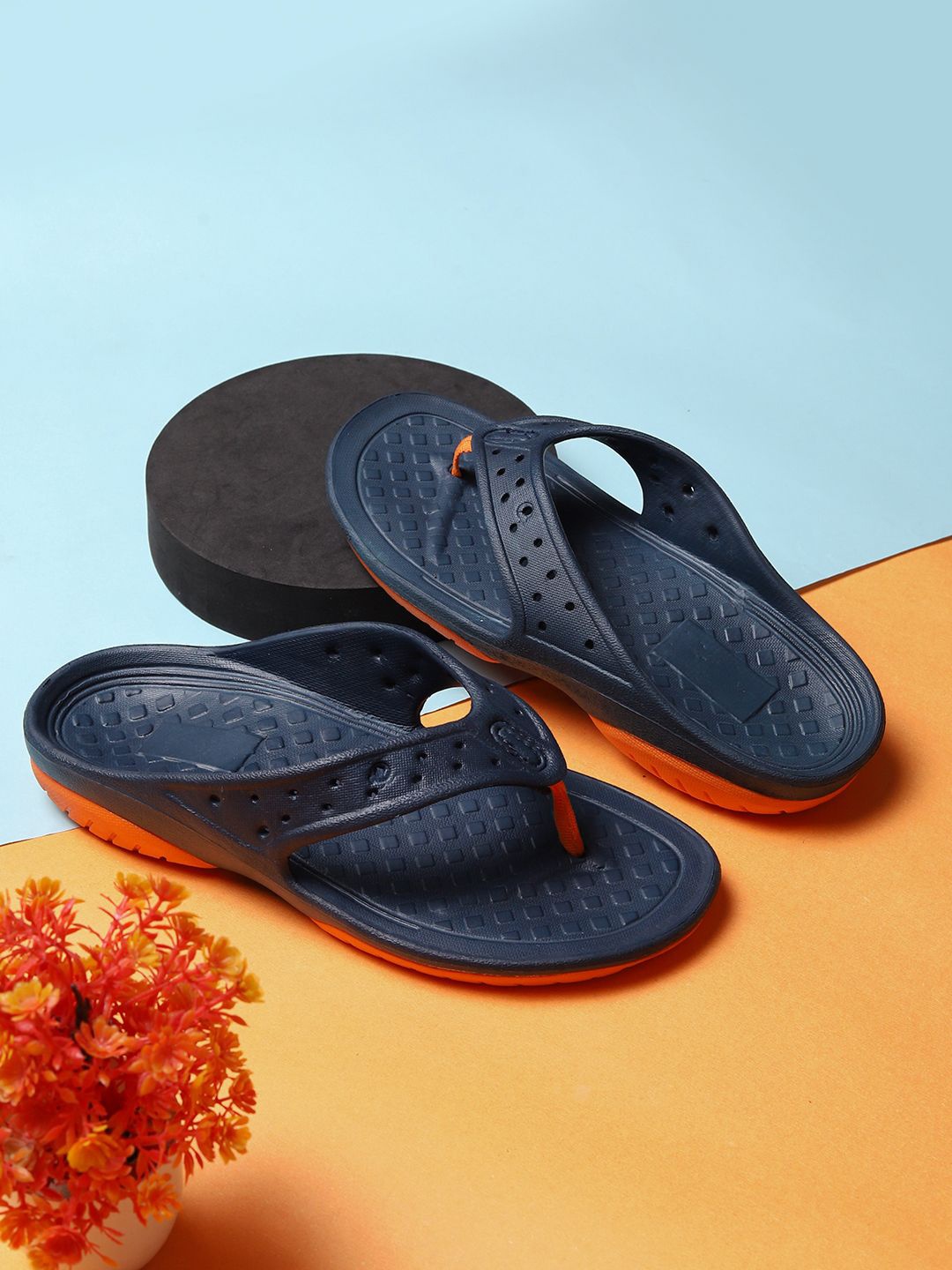 

The Roadster Lifestyle Co. Men Textured Flip Flops, Navy blue