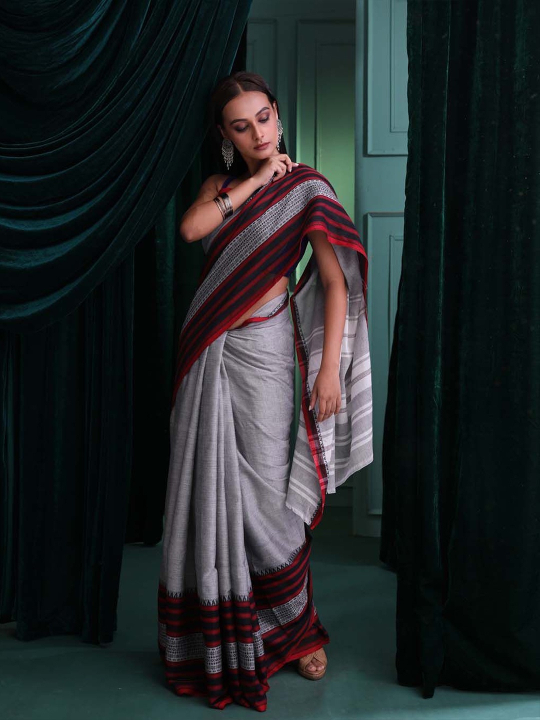 

Indethnic Striped Pure Cotton Taant Saree, Grey