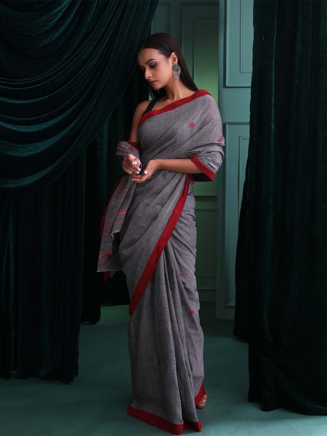 

Indethnic Ethnic Motifs Pure Cotton Taant Saree, Grey