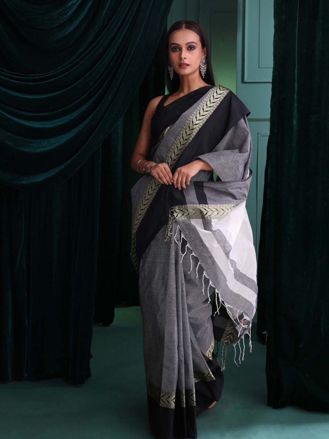 

Saranee Pure Cotton Jamdani Saree, Grey