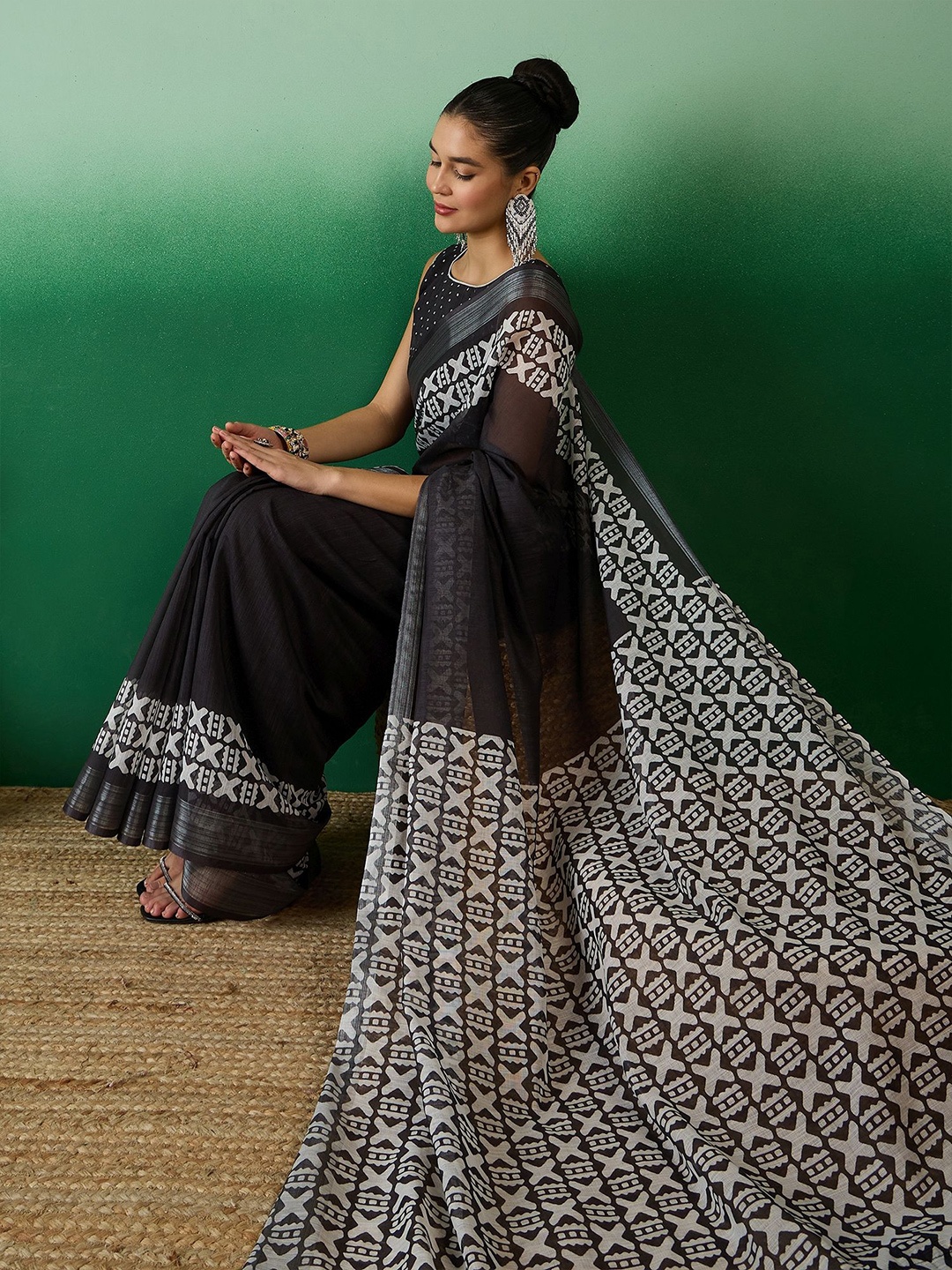 

Sangria Geometric-Printed Pure Linen Sarees, Black