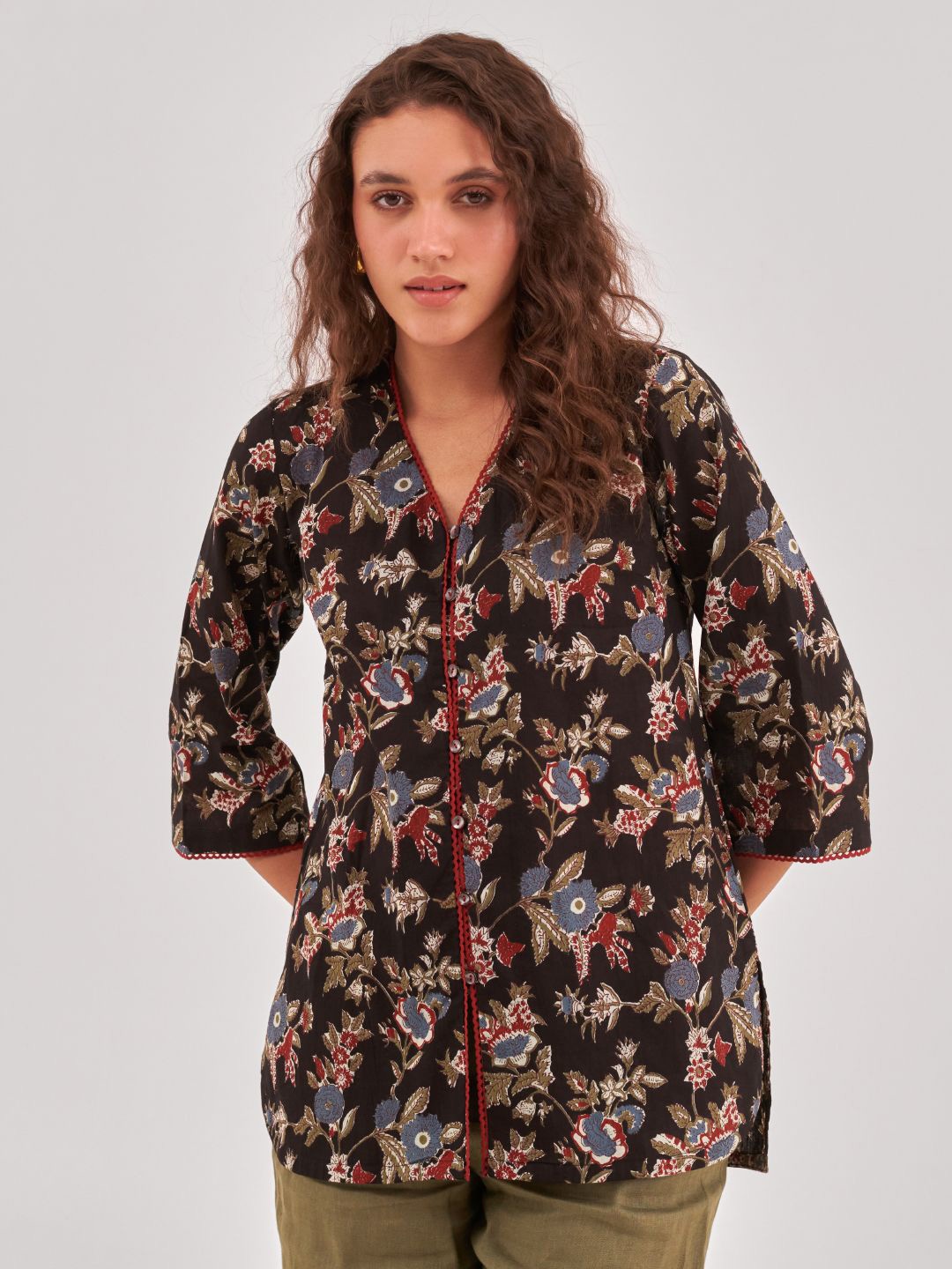 

QOMN Floral Print V-Neck Cotton Shirt Style Top, Black