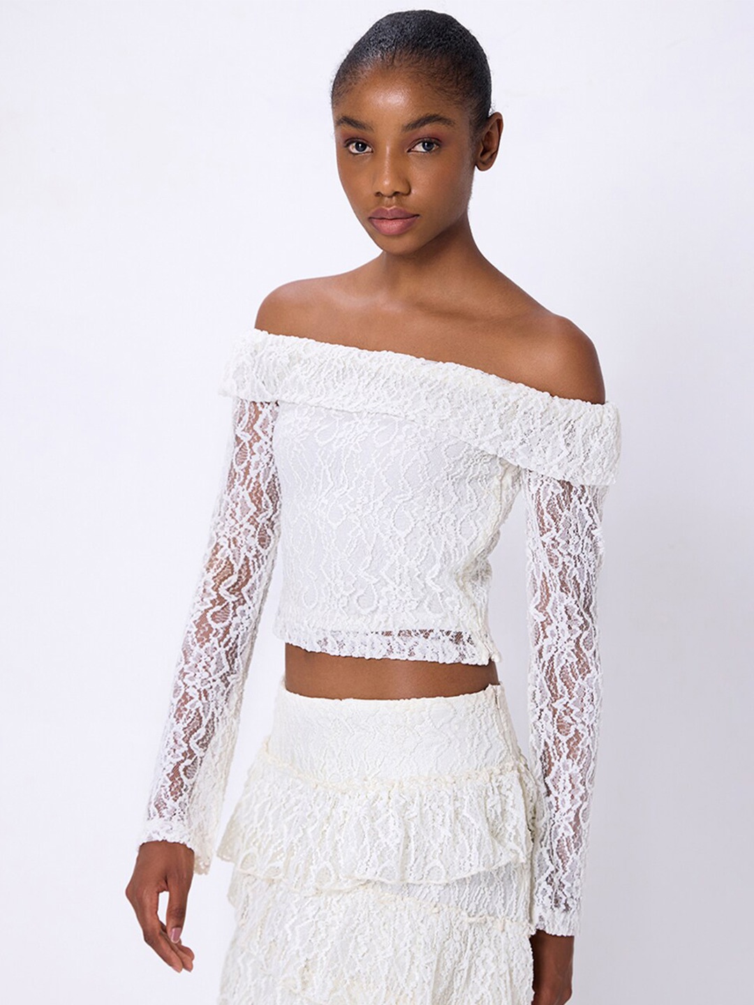 

COVER STORY Off-Shoulder Lace Bardot Crop Top, Off white