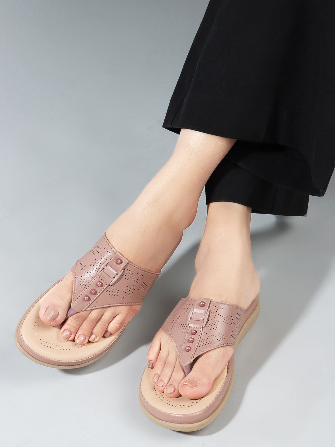 

The Roadster Lifestyle Co. Women One Toe Flats, Nude