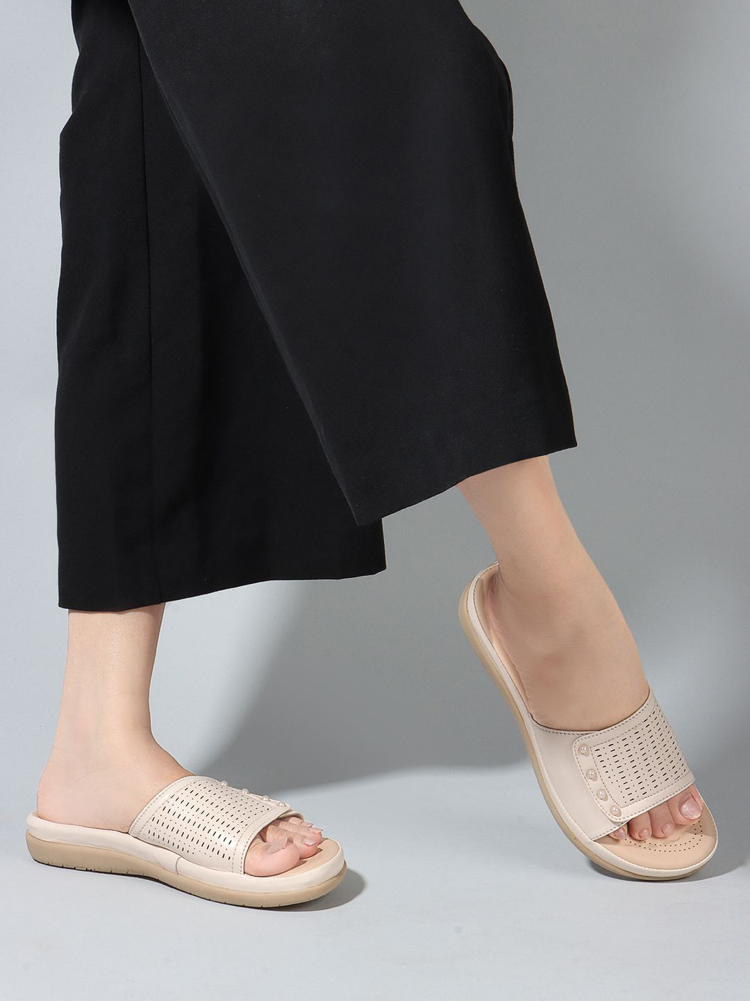 

The Roadster Lifestyle Co. Women Open Toe Flats, Cream