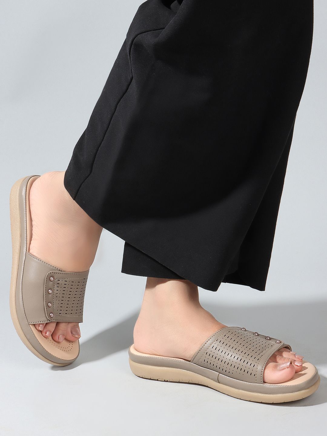 

The Roadster Lifestyle Co. Women Open Toe Flats, Grey