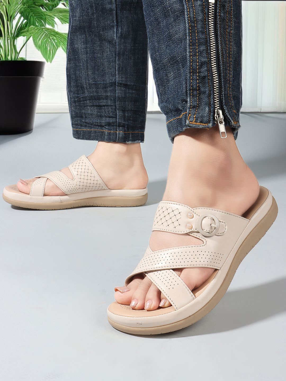 

The Roadster Lifestyle Co. Women Open Toe Flats, Cream