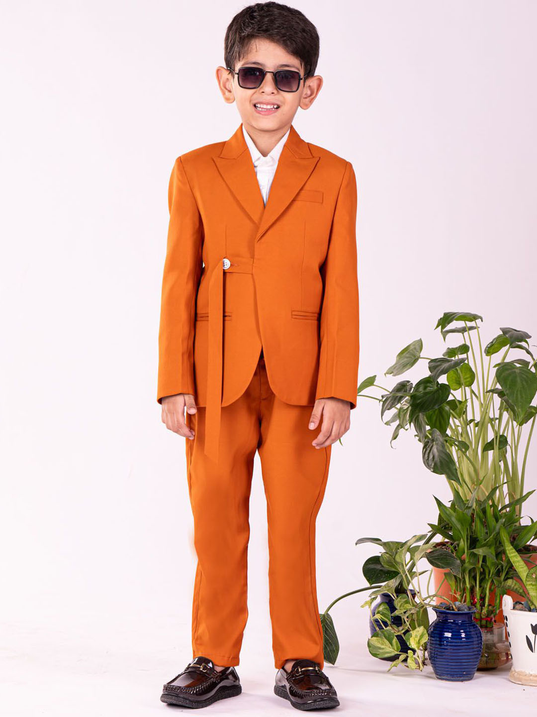 

VASTRAMAY Boys Peaked Lapel Collar Single-Breasted Three-Piece Party Suit, Orange