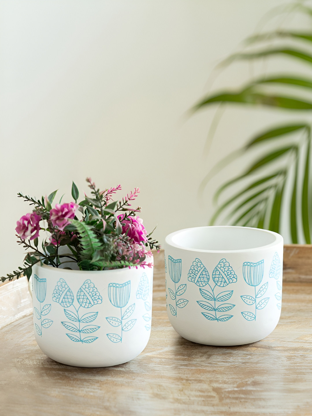 

ExclusiveLane Tulip 2-Pcs White Printed Terracotta Table Planters Flower Pot