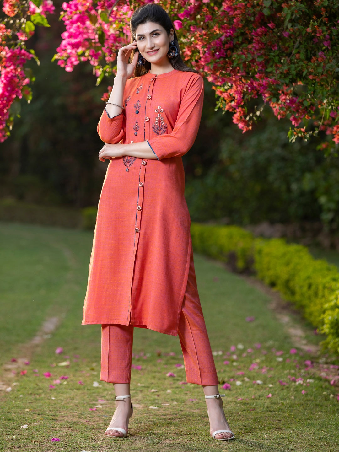 

WOMEN PLUS Women Floral Embroidered Flared Sleeves Kurta, Red