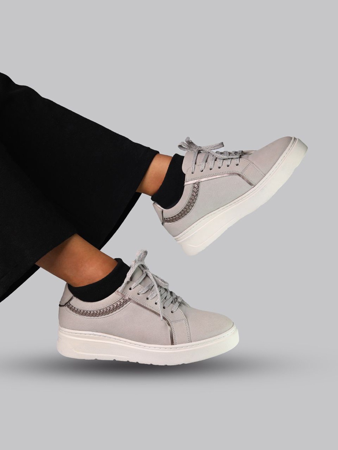 

Monrow Women Round Toe Smart Casual Flatforms, Silver