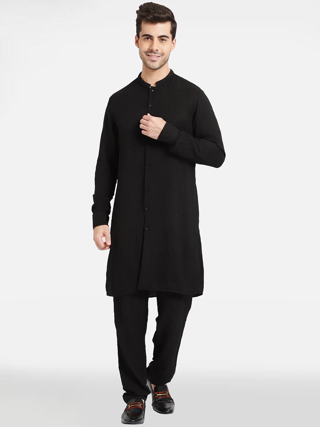 

Komal Kothari Floral Embroidered Mandarin Collar Thread Work Straight Linen Kurta, Black