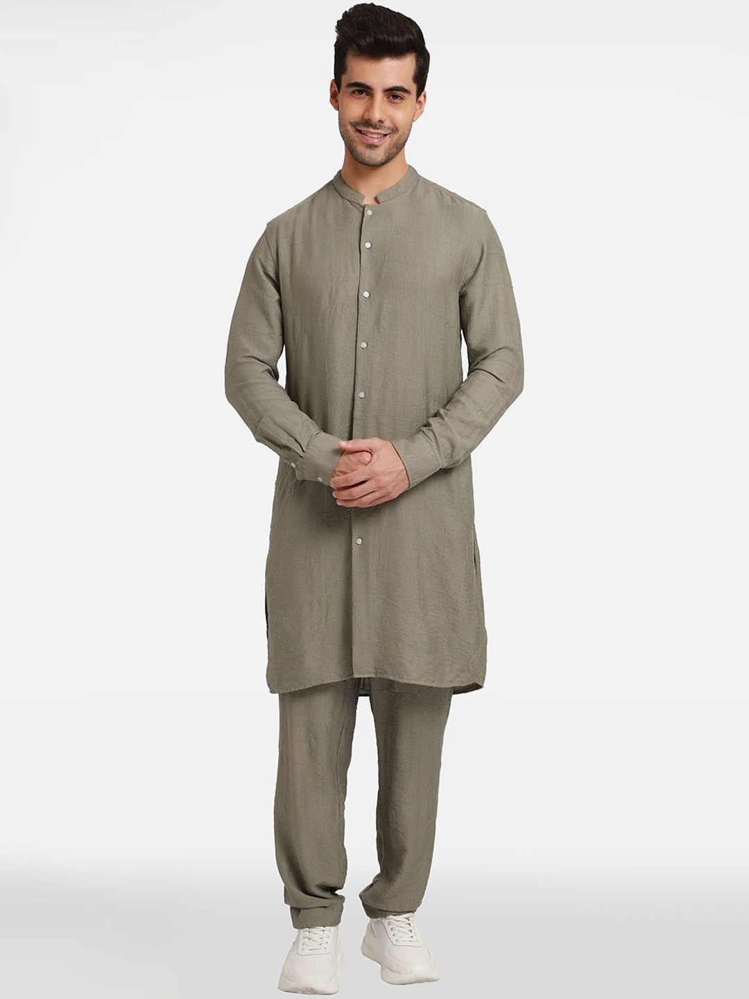 

Komal Kothari Abstract Embroidered Mandarin Collar Thread Work Linen Straight Kurta, Olive