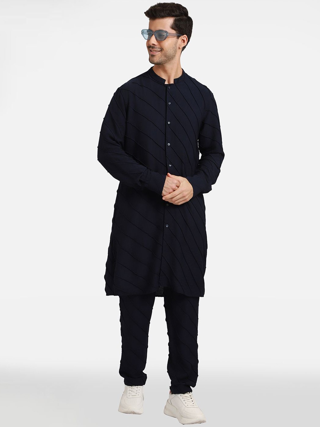 

Komal Kothari Striped Mandarin Collar Thread Work Linen Kurta, Navy blue