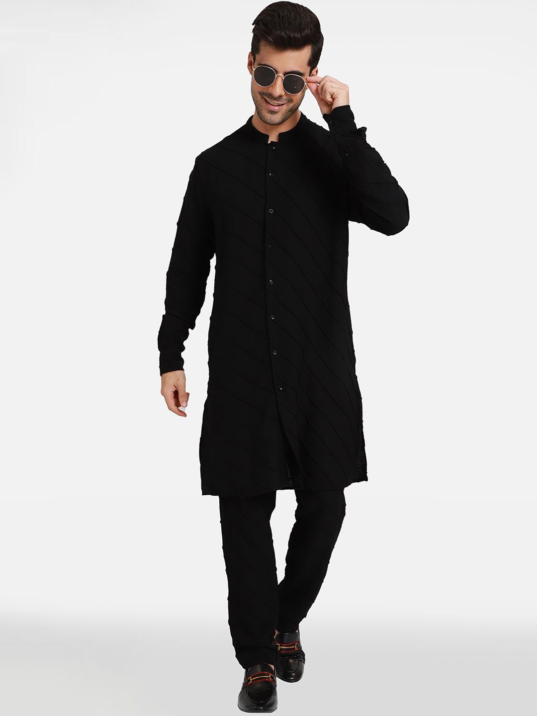 

Komal Kothari Striped Mandarin Collar Thread Work Linen Kurta, Black