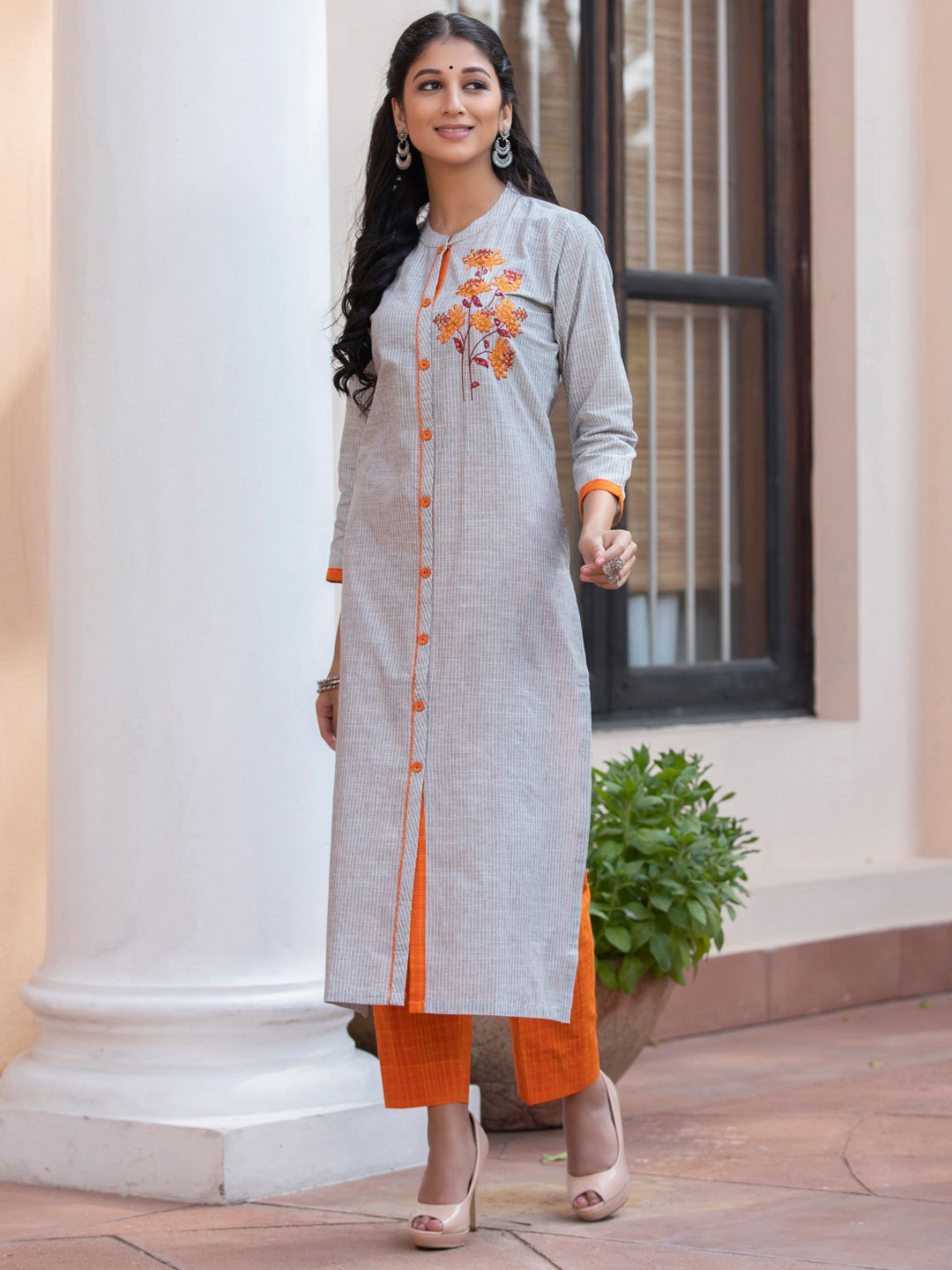

WOMEN PLUS Women Floral Striped Thread Work Handloom Kurta, Grey