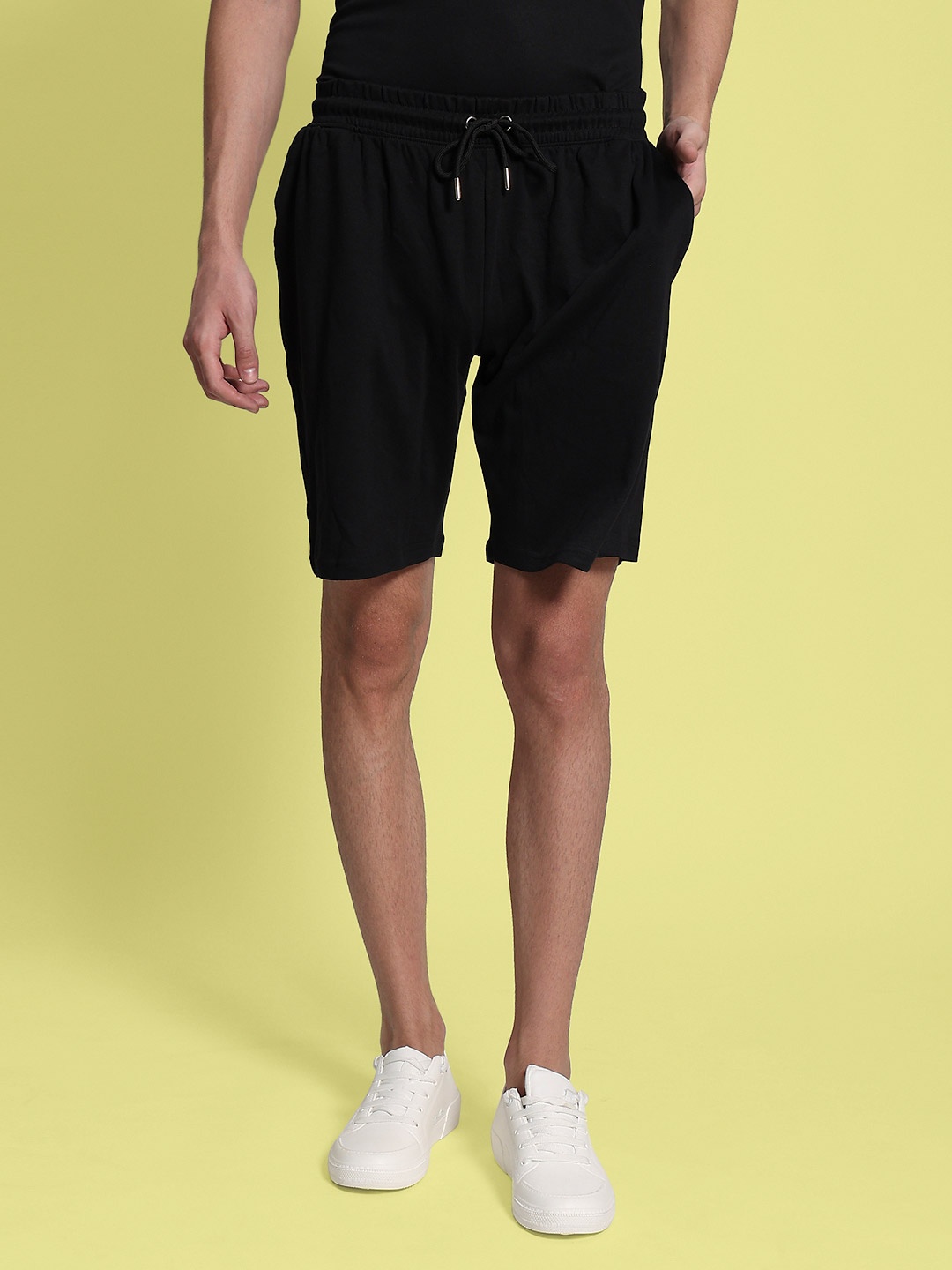 

Bene Kleed Men Thumb Print Oversized Shorts, Black