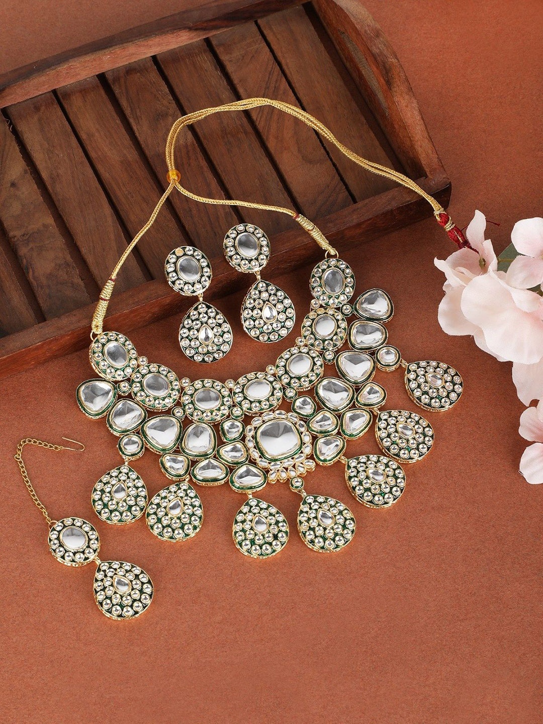 

AURAA TRENDS Gold-Plated Kundan-Studded Jewellery Set