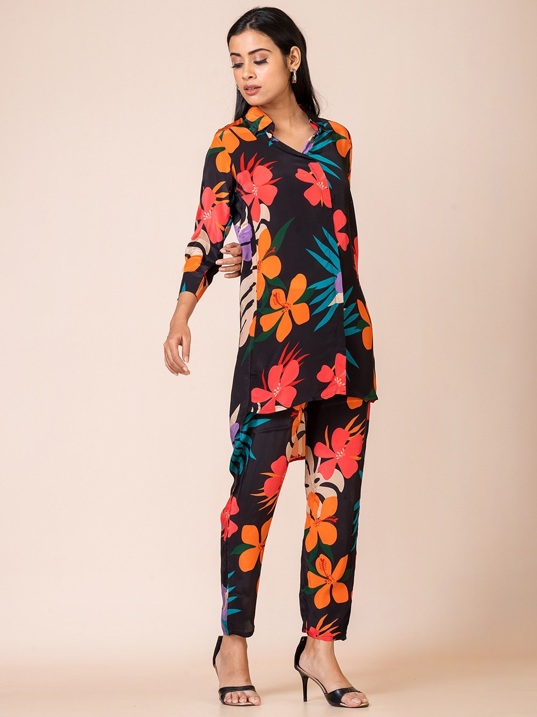 

SARSO Floral Printed Spread Collar Cuffed Sleeves Shirt With Trousers, Black