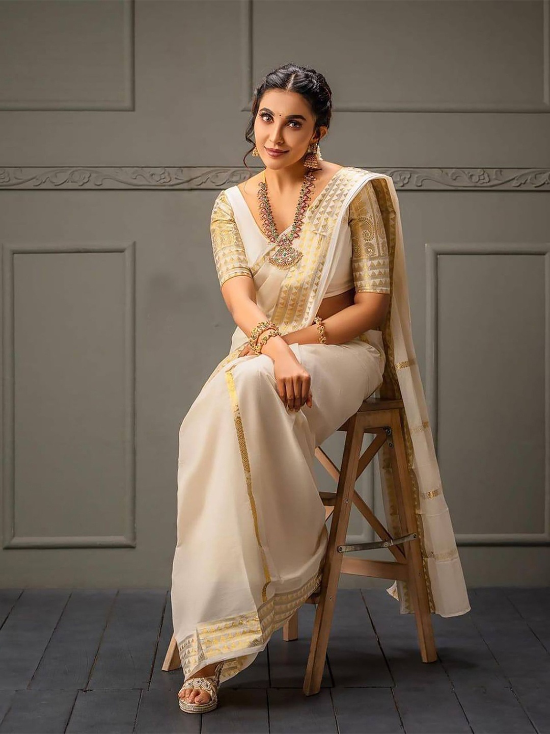 

Anjaneya Sarees Zari Banarasi Saree, Beige