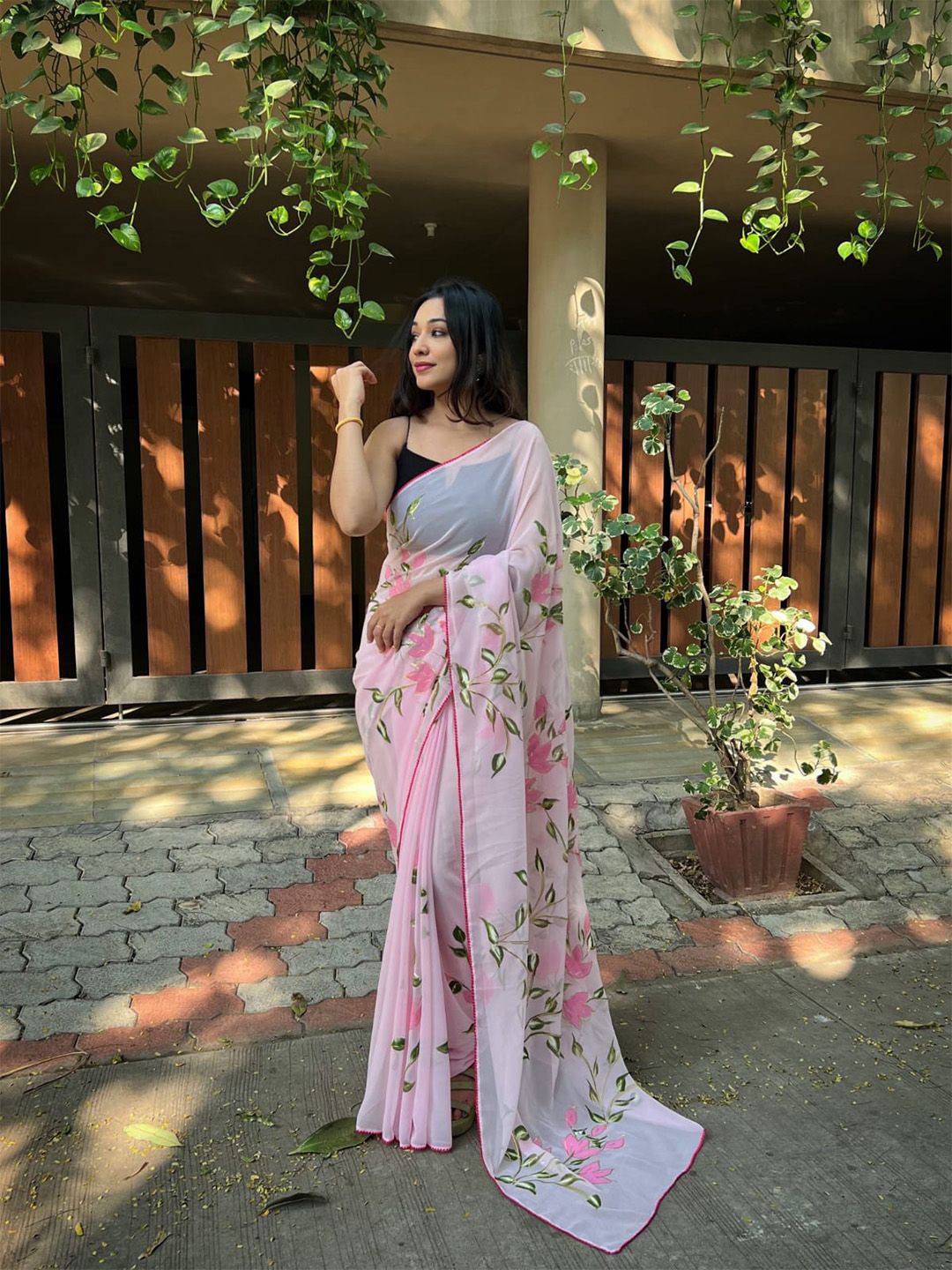 

Ishin Floral Printed Saree, Pink