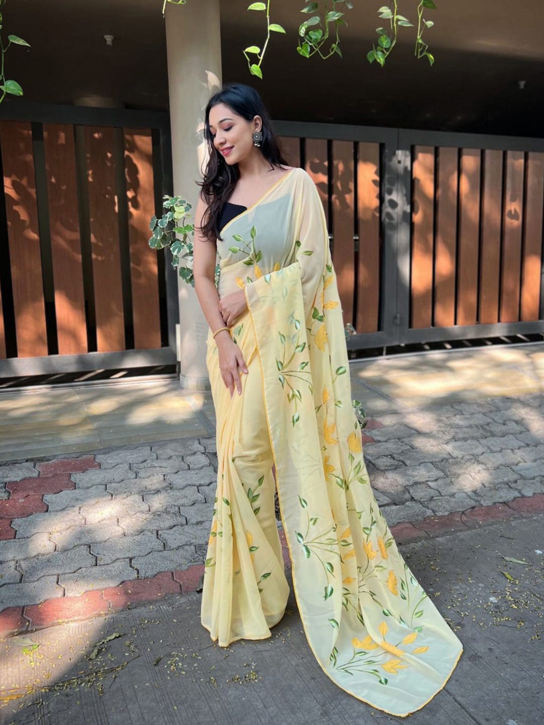 

Ishin Floral Printed Saree, Yellow