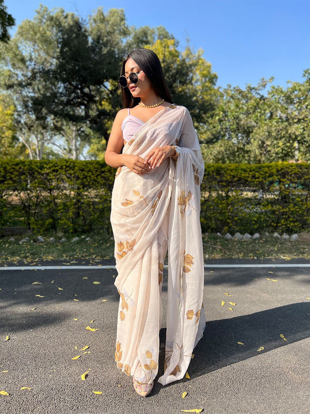 

Ishin Floral Printed Saree, Cream