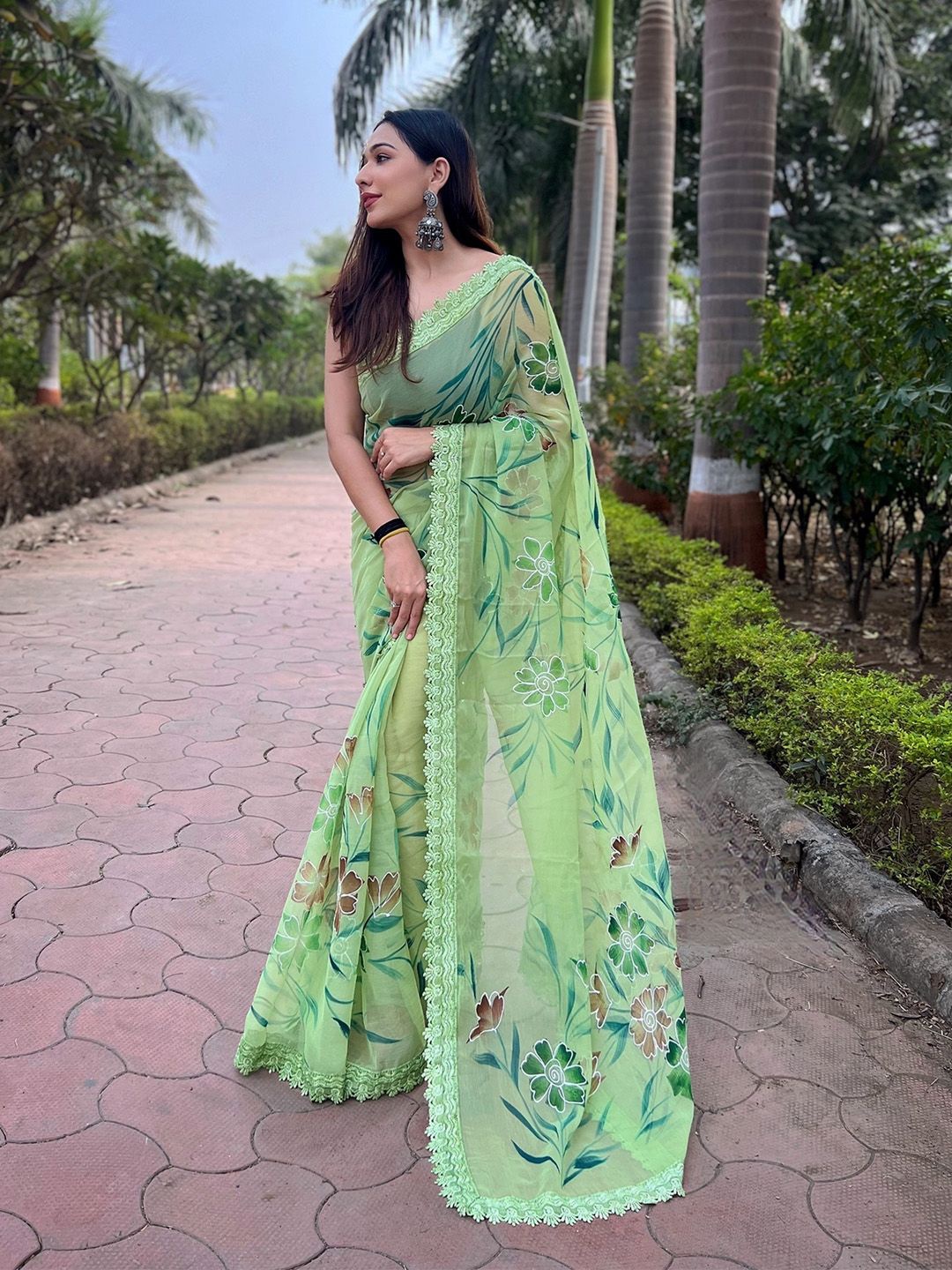 

Ishin Floral Embroidered Saree, Green