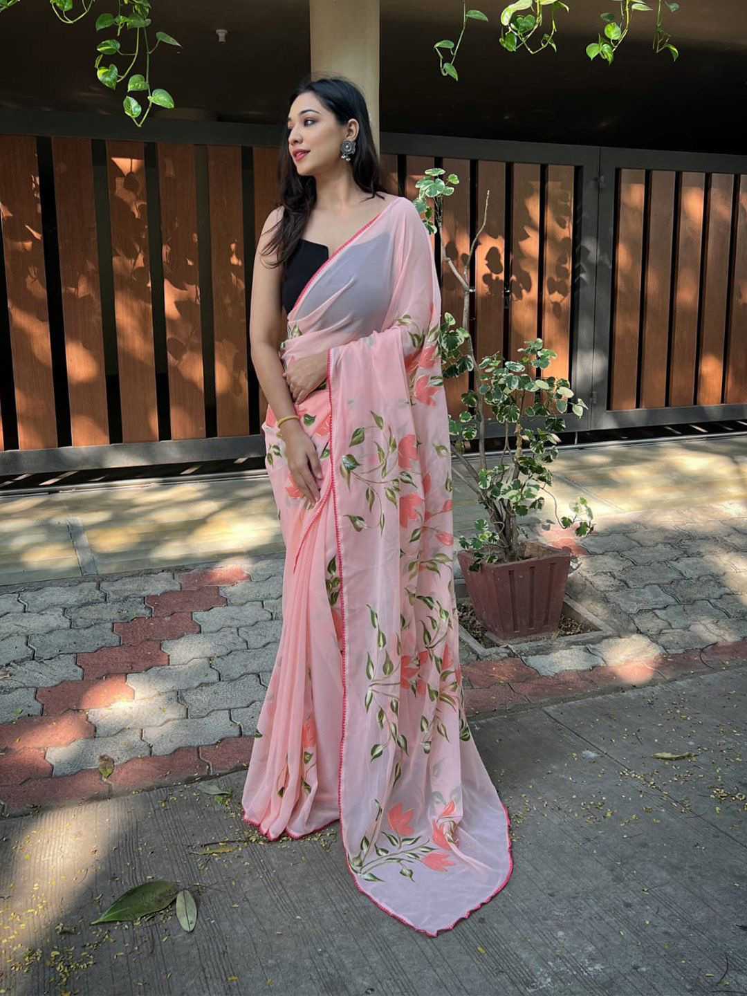 

Ishin Floral Printed Saree, Peach