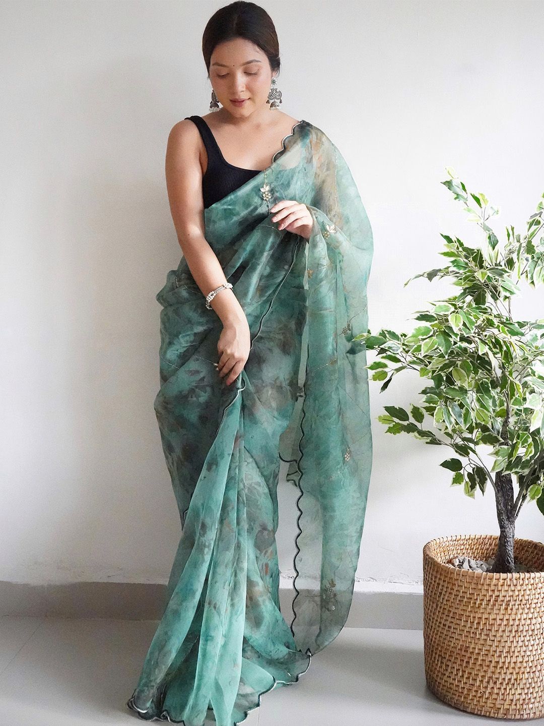 

Ishin Floral Organza Saree, Blue