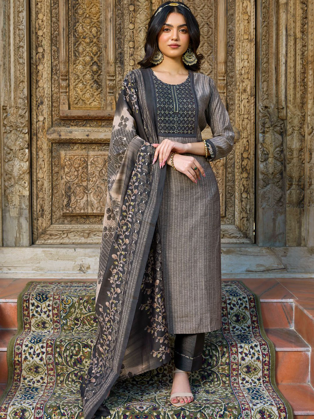 

WOMEN PLUS Women Floral Embroidered Regular Thread Work Kurta with Trousers & With Dupatta, Brown