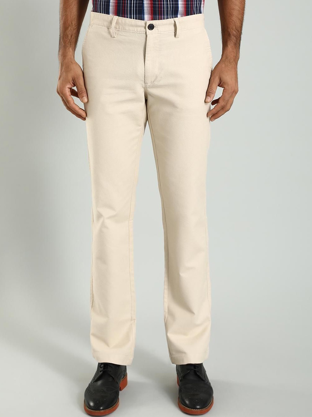 

Indian Terrain Men Solid Mid-Rise Chinos Trousers, Cream