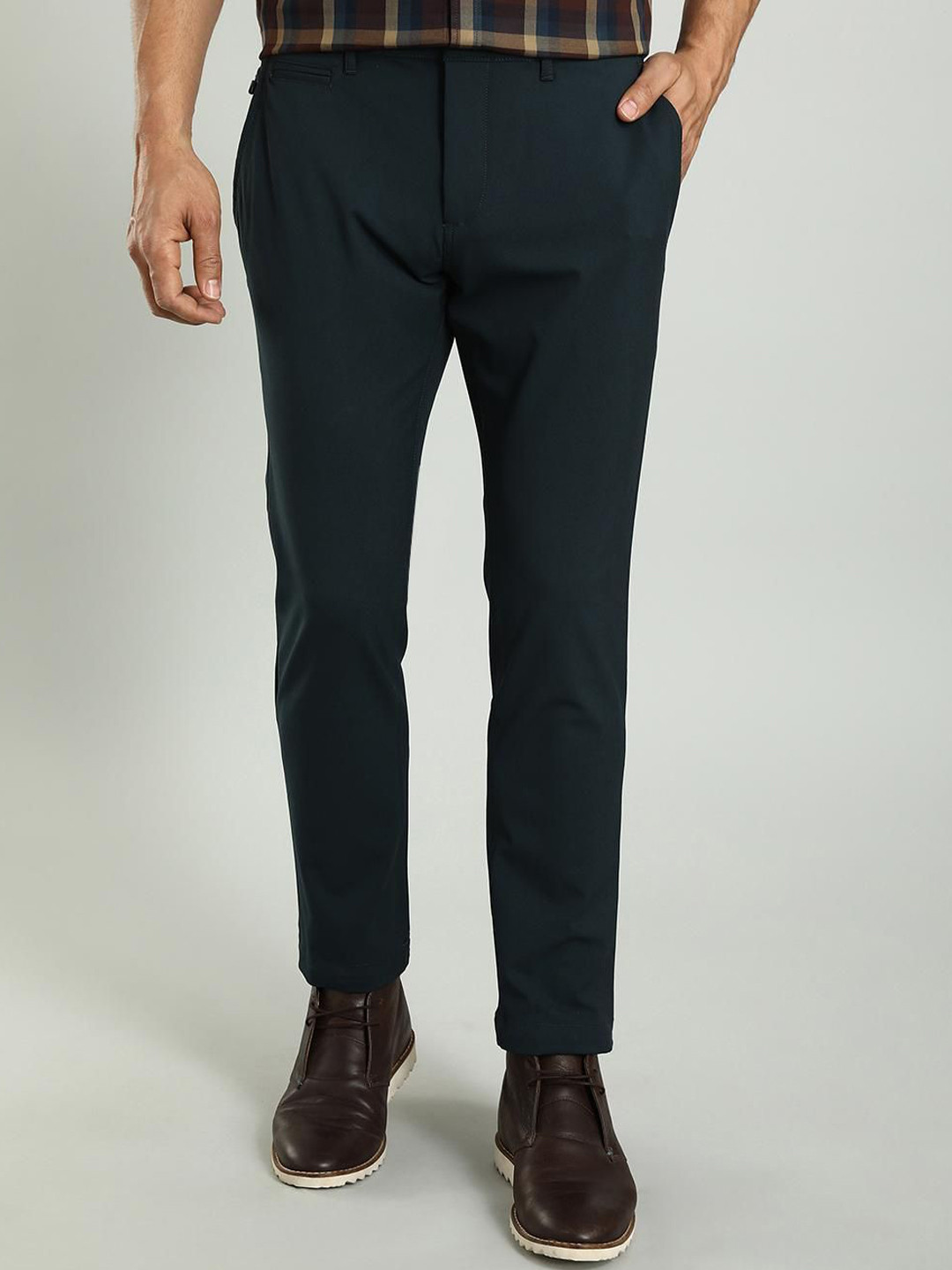 

Indian Terrain Men Urban Tapered Fit Mid-Rise Regular Trousers, Green