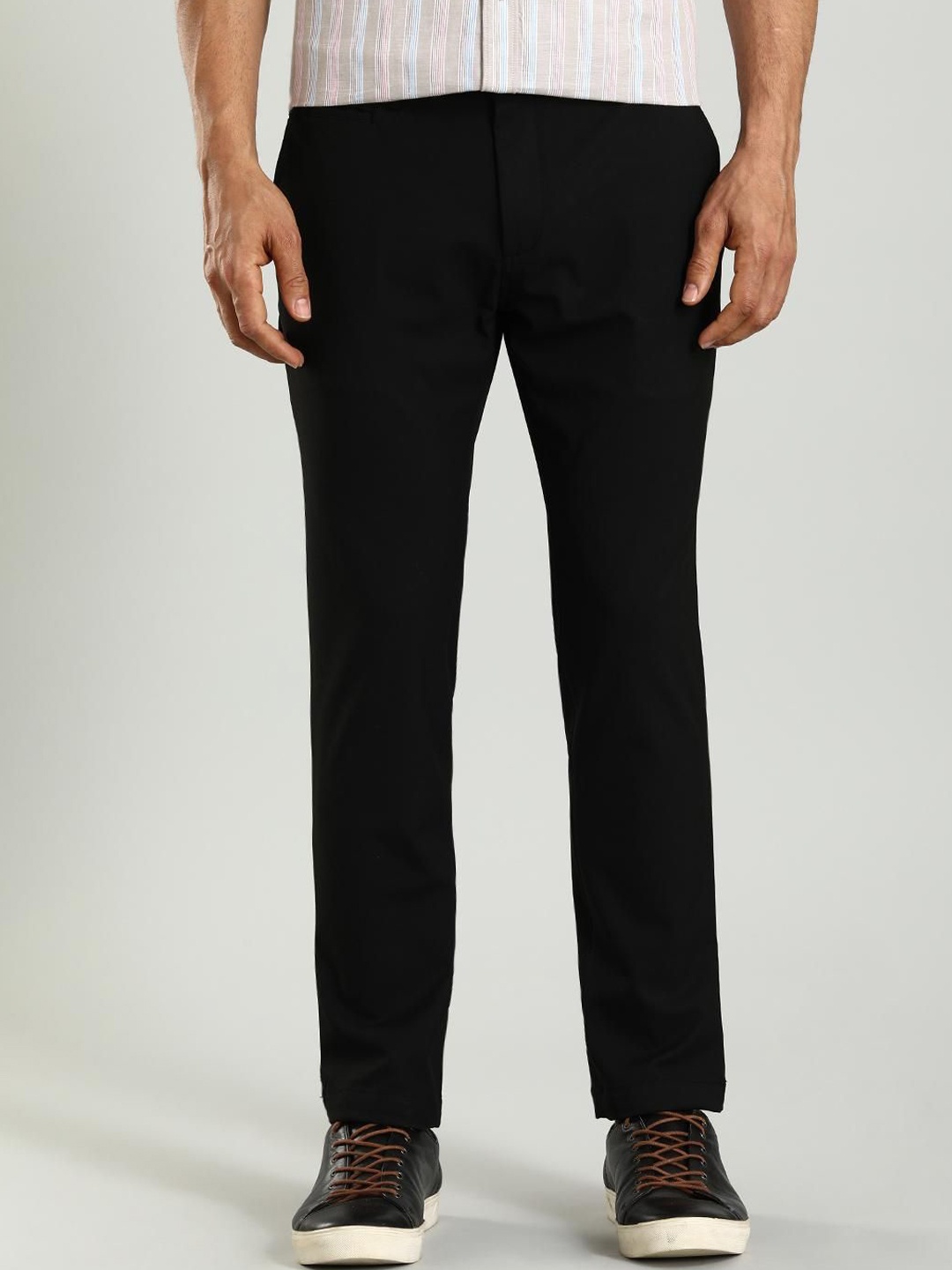 

Indian Terrain Men Urban Tapered Fit Mid-Rise Trousers, Black