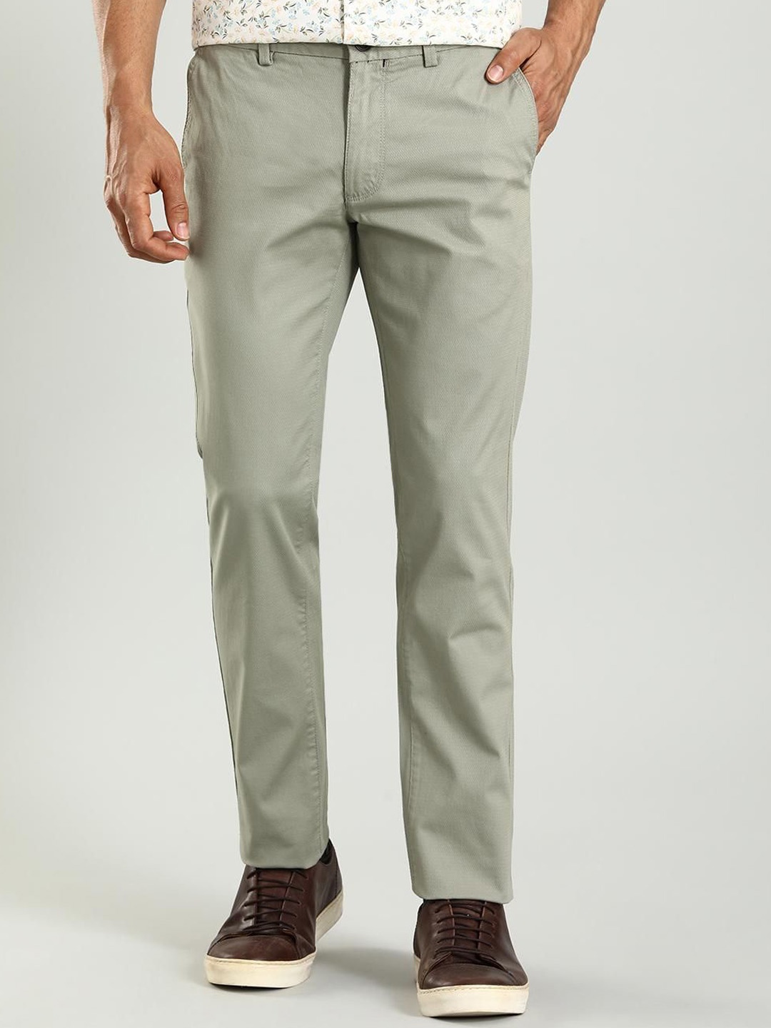 

Indian Terrain Men Solid Slim Fit Chinos Trousers, Green